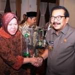 Gubernur Soekarwo bersama Walikota Surabaya Tri Rismaharini usai penyerahan penghargaan K3 di Gedung Grahadi, kemarin. foto: nisa/BANGSAONLINE