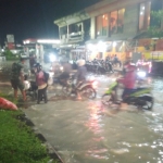 Banjir di kawasan Jalan Balongsari Tama, Surabaya.