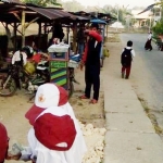Para pedagang saat berjualan keliling ke sekolah-sekolah yang luput dari bantuan jaring pengaman sosial. 