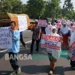 Warga berunjuk rasa ke PN Jombang sambil membawa keranda mayat foto: RONY S/ BANGSAONLINE