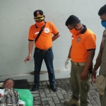 Petugas dari Satpol PP Kota Kediri saat akan membawa Warsiadi ke Rumah Sakit. 