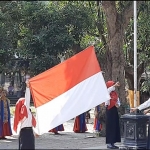 Saat pasukan pengibar bendera menaikkan bendera diiringi Lagu Indonesia Raya. foto: MUJI HARJITA/ BANGSAONLINE