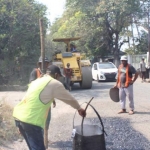 ILUSTRASI: Proses perbaikan jalan di wilayah Gempol.