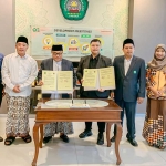 Rektor Universitas Islam Malang, Prof. Drs. H. Junaidi dan Founder Dreamile International, Dr. Aria Pandu Wicaksana, menunjukkan draft MoU.