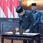 Penandatanganan berita acara Sidang Paripurna IV DPRD Jember