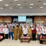 Sesi foto bersama jajaran dari Kementerian Sosial, Pemerintah Kota Surabaya, tenaga pendidik dan para siswa Sekolah Rakyat di Gedung Universitas Negeri Surabaya (Unesa), Jl. Lidah Wetan, Kecamatan Lakarsantri, Kota Surabaya. Foto: BANGSAONLINE.com.