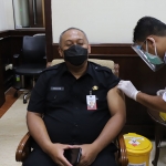 Plh. Wali Kota Surabaya Hendro Gunawan saat divaksin di Balai Kota Surabaya. (foto: ist)