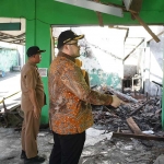 Bupati Kediri ketika meninjau kondisi bangunan Puskesmas Tiron yang terbakar.