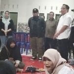 Bupati bersama Wakil Bupati Gresik, Fandi Akhmad Yani dan Asluchul Alif meninjau dapur umur korban banjir Kali Lamong di Desa Kedungrukem, Kecamatan Benjeng. Foto: Ist