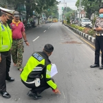 Petugas dari kepolisian saat olah TKP di Jalan Raya Mojopahit, Sidoarjo.