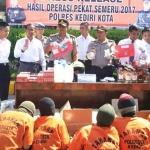 Sejumlah tersangka bersama barang bukti saat diamankan di Mapolresta Kediri.