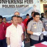 Kapolres Sampang AKBP Didit Bambang Wibowo Saputro dan Kasatreskoba saat jumpa pers pengungkapan jaringan pengedar narkoba.