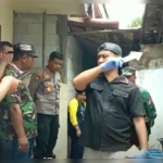 Petugas Polsek Lumbang saat melakukan olah TKP di lokasi kejadian.