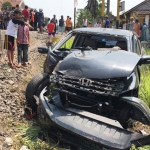 Kondisi mobil korban usai ditabrak Kereta Api Mutiara Timur Siang di perlintasan tanpa palang pintu Dusun Gayam, Rambigundam, Kecamatan Rambipuji, Kabupaten Jember.
