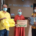 Ketua Golkar Gresik, Ahmad Nurhamim didampingi Anggota Fraksi Golkar Hamzah Takim saat menyerahkan bantuan  APD kepada dokter Puskesmas Benjeng. foto: SYUHUD/ BANGSAONLINE