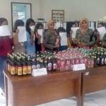 Ratusan botol miras saat diamankan Satpol PP. foto: SYUHUD/ BANGSAONLINE