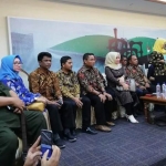 Wakil Ketua DPRD Gresik, Nur Saidah (dua dari kiri), bersama Adkasi saat jumpa pers di gedung DPR RI.