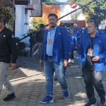 Ketua DPC Partai Demokrat Kota Kediri, Ashari (tengah) dan rombongan saat tiba di kantor KPU.
