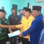 SIMBOLIS – Ketua KPUD Sidoarjo M Zainal Abidin menerima berkas pendaftaran pasangan Warih Andono – H Imam Sugiri (WANI), di kantor KPUD Sidoarjo, Selasa (28/7). foto: musta’in/BANGSAONLINE