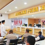 Gubernur Jawa Timur Khofifah Indar Parawansa bersama Forkopimda saat mencanangkan Gerakan Santri Bermasker yang digagas oleh Polda Jatim di Ruang Rapat Utama (Rupatama) Polda Jatim, Kamis (25/2/2021). foto: ist