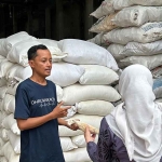 Rombongan Komisi II DPRD Kabupten Mojokerto saat berkunjung ke pabrik gaplek di Kediri.