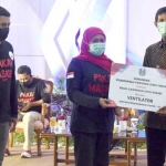 Gubernur Jawa Timur Hj. Khofifah Indar Parawansa saat menyerahkan bantuan ventilator secara simbolis didampingi Wali Kota Kediri, Abdullah Abu Bakar (kiri).