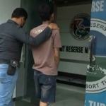 Pelaku berinisal MRI (28) pemuda asal Desa Sedan, Kecamatan Sedan, Kabupaten Rembang, saat digelandang di Polres Tuban, Rabu (9/11/2022)