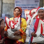 Warga Desa Sukorejo, Kabupaten Probolinggo, saat menerima bantuan paket sembako dari SIG. Foto: Ist