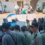 Demo di kantor PT Garam, Sumenep.