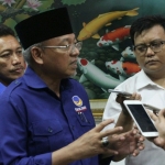 Rendra Kresna, Ketua DPW Partai NasDem memberi keterangan kepada wartawan. Foto: DIDI R/BANGSAONLINE