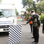 BERANGKAT: Bupati Ahmad Muhdlor melepas truk yang mengangkut bantuan beras, di Gudang Bulog Sub Divre Buduran, Kamis (22/7/2021).