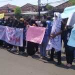 Puluhan mahasiswa saat demo di depan Gedung DPRD Jombang.