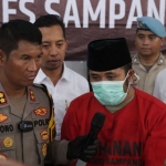 Tersangka kasus pembunuhan (baju tahanan), di Desa Bapelle, Kecamatan Robatal saat konferensi pers Polres Sampang