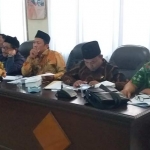 Ketua Komis D Nur Hasan (tengah) beserta anggota Komisi D.