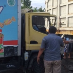 Petugas saat mengevakuasi 2 kendaraan yang terlibat kecelakaan di Bypass Balongbendo, Sidoarjo.