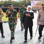 Gubernur Jawa Timur Khofifah Indar Parawansa memimpin langsung Apel Gelar Pasukan Operasi Lilin Semeru 2022 di Lapangan Mapolda Jatim, Kamis (22/12).