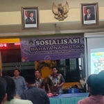 Kades Pelemwatu, Sukayin, bersama petugas BNN Gresik, Ichwan Huda, dan Tri Juli Yansyah, saat sosialisasi bahaya narkotika. Foto: Ist