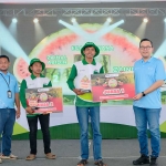 Direktur Keuangan dan Umum Petrokimia Gresik, Adityo Wibowo (dua dari kanan), ketika menyerahkan hadiah kepada pemenang lomba. Foto: Ist