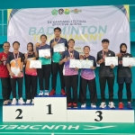 Azril Dava Gistrafarizi dan Gadis Dwisetya Aprilia saat menerima medali dan piagam penghargaan setelah menjuarai turnamen De