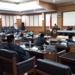 Rapat paripurna PU Fraksi terhadap R-PAPBD 2019. foto: SYUHUD/ BANGSAONLINE