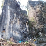 Para Pemanjat Tebing sedang menjajal jalur pemanjatan yang dimiliki oleh Tebing Cok Gunung. 