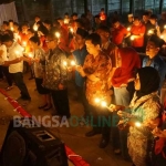 Doa bersama lintas agama dalam rangka haul ke-7 Gus Dur dan Riyanto di Aula Desa Mojongapit, Kecamatan/Kabupaten Jombang, Jumat (30/12). foto: RONY S/ BANGSAONLINE