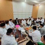 Prof Dr KH Asep Saifuddin Chalim dikelilingi para kiai seusai acara pelantikan Pegunu dan JKSN di Pondok Pesantren Miftahul Khoir Tangerang Banten, Jumat (3/3/2026). Foto: bangsaonline.