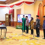 Gubernur Khofifah melantik anggota Komisi Informasi Provinsi Jawa Timur periode 2023-2027 di Gedung Negara Grahadi, Surabaya.