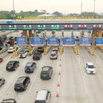 Suasana kendaraan yang ada di gerbang tol.