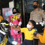 Pasukan Power Rangers menghibur anak-anak saat proses vaksinasi di Jombang.