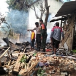 Kondisi bagian belakang rumah korban yang ludes terbakar. 