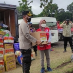 Kapolresta Sidoarjo Kombes Pol Kusumo Wahyu Bintoro menyerahkan bantuan kemanusiaan kepada warga yang terdampak erupsi Gunung Semeru di Lumajang.