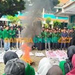 Rektor IAIN Kediri, Wahidul Anam (pegang mik), saat berbicara di hadapan mahasiswa. Foto: MUJI HARJITA/BANGSAONLINE
