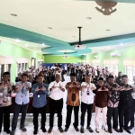 Foto bersama jajaran Kemenag, Kantah Kabupaten Pasuruan, dan mahasiswa UINSA Surabaya.